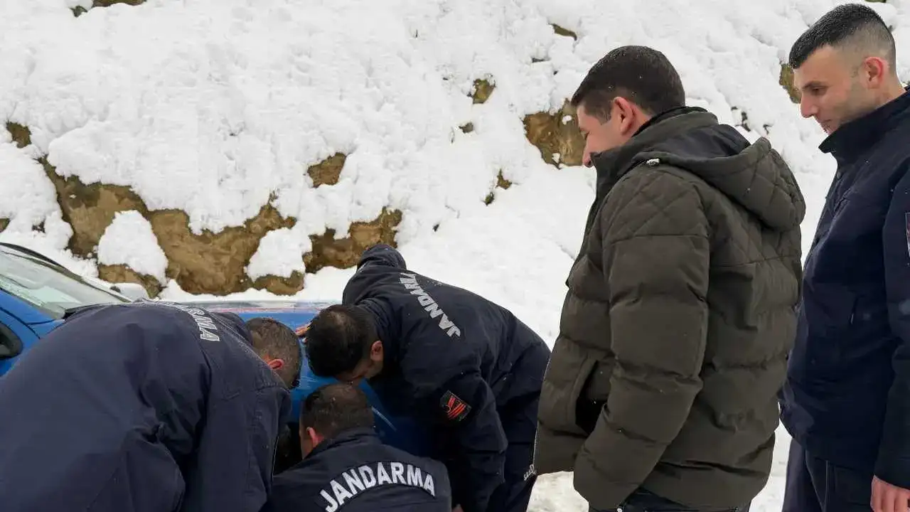 Adana’da Kar Seferberliği: Mahsur Kalanlar Çay İkramıyla Isındı! 1